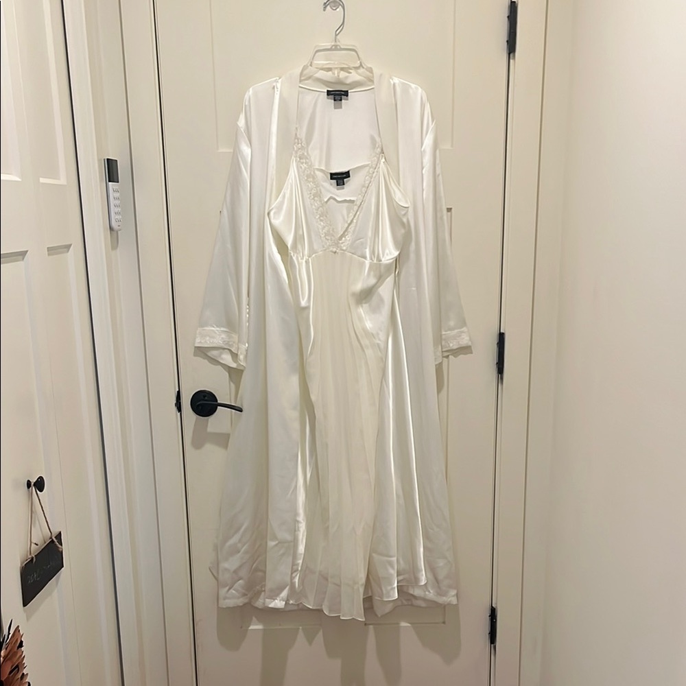 Jones New York White Satin Robe Intimates Sleepwear